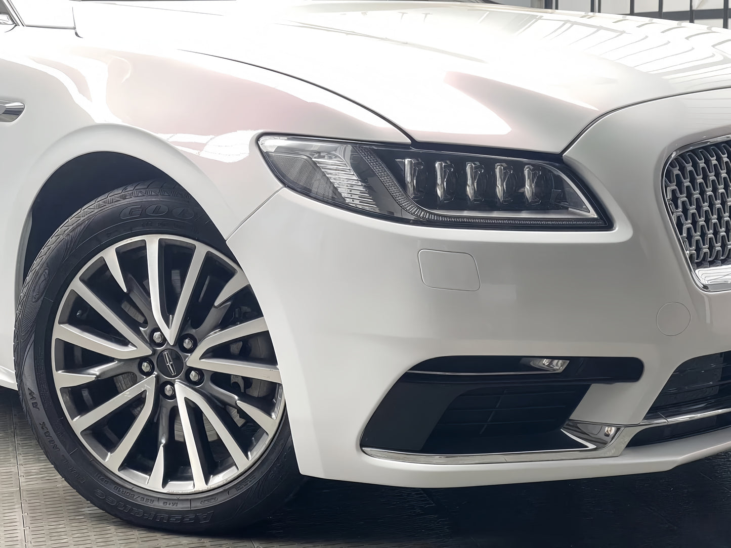Anole Glossy White Red Vinyl Car Wrap