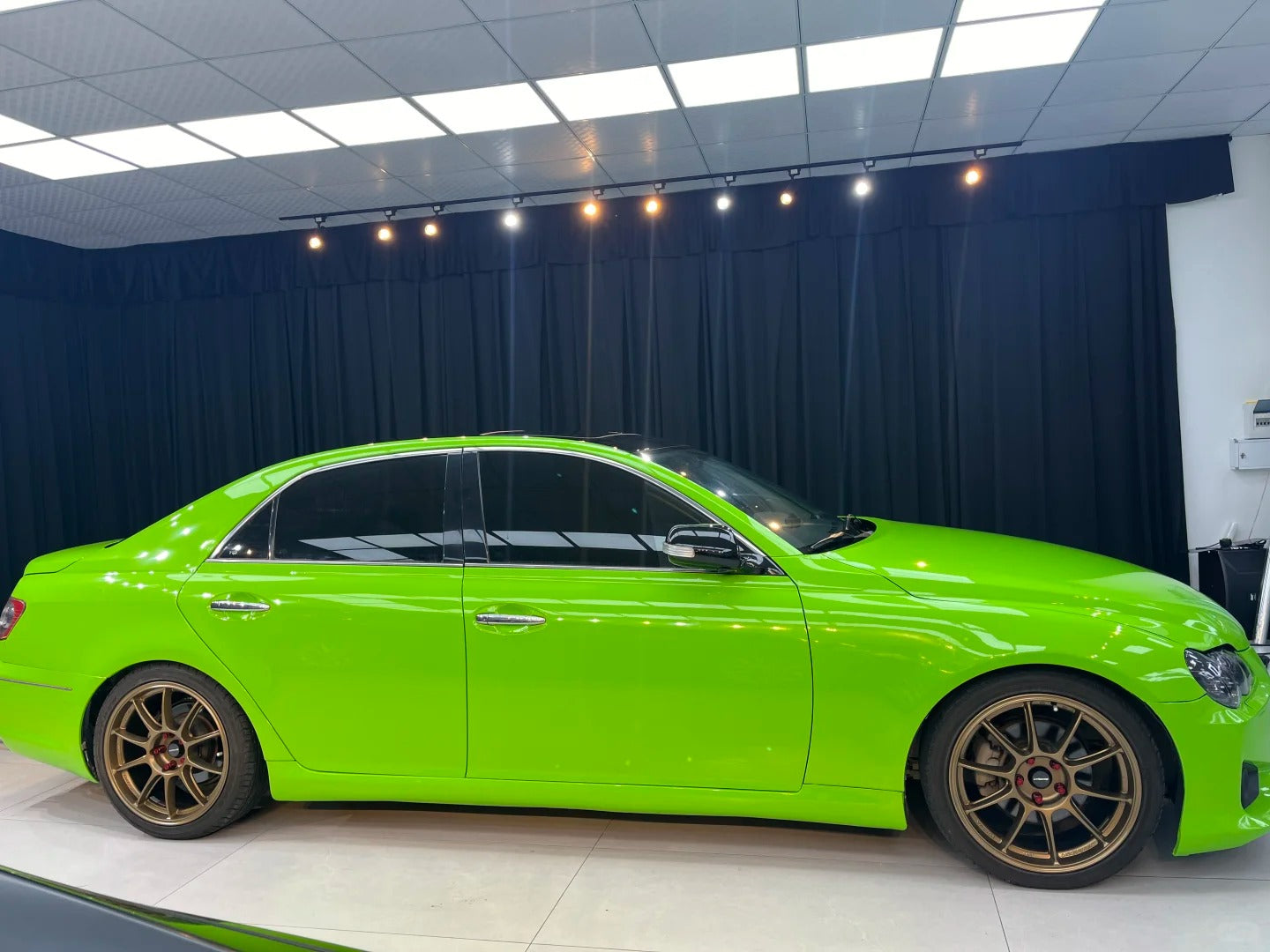 Anole Super Glossy Lizard Green Vinyl Car Wrap