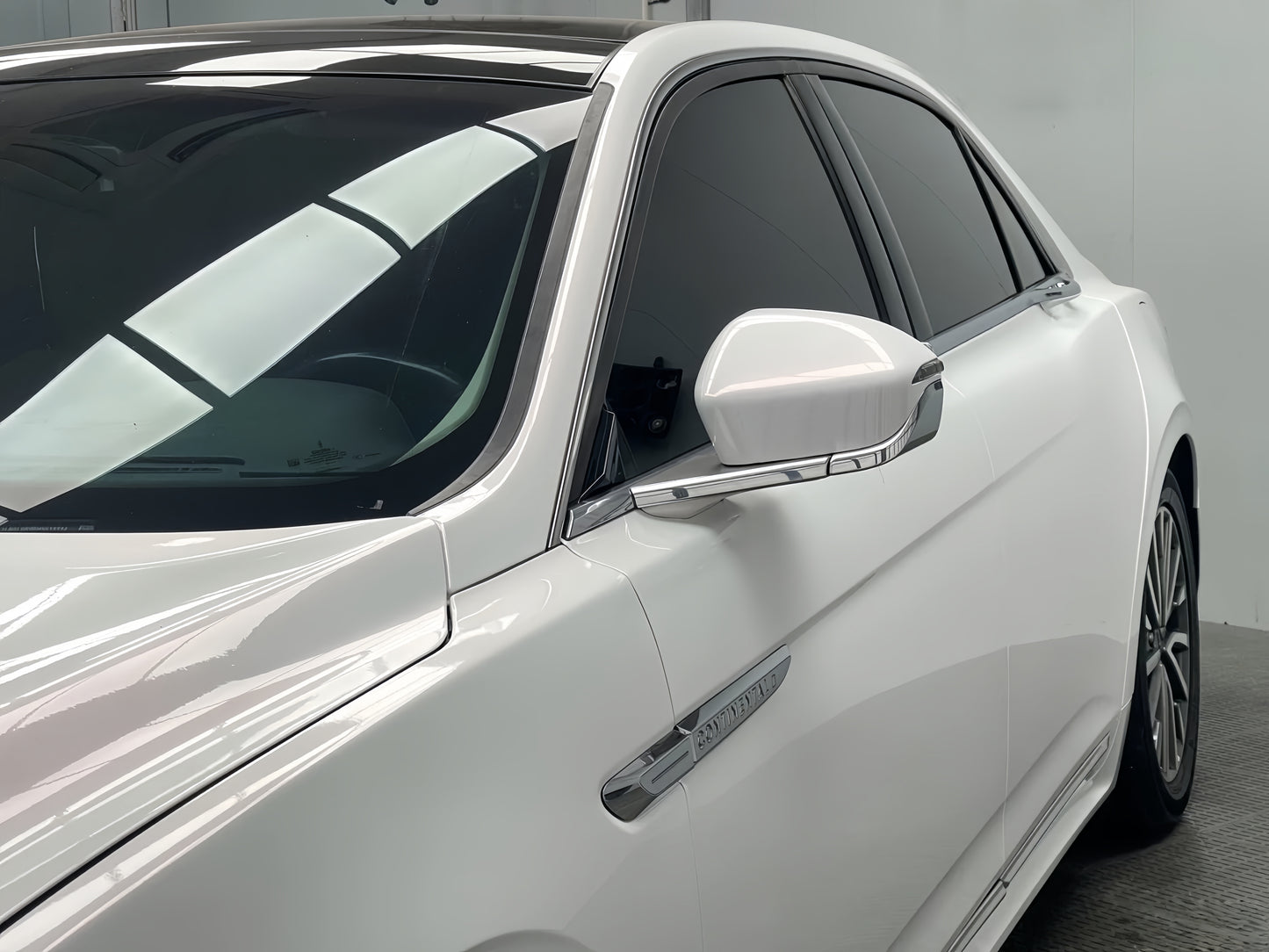 Anole Glossy White Red Vinyl Car Wrap