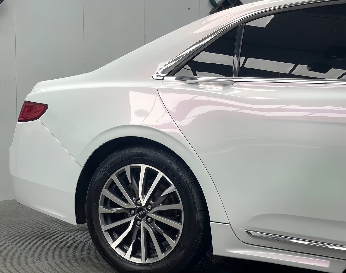 Anole Glossy White Red Vinyl Car Wrap