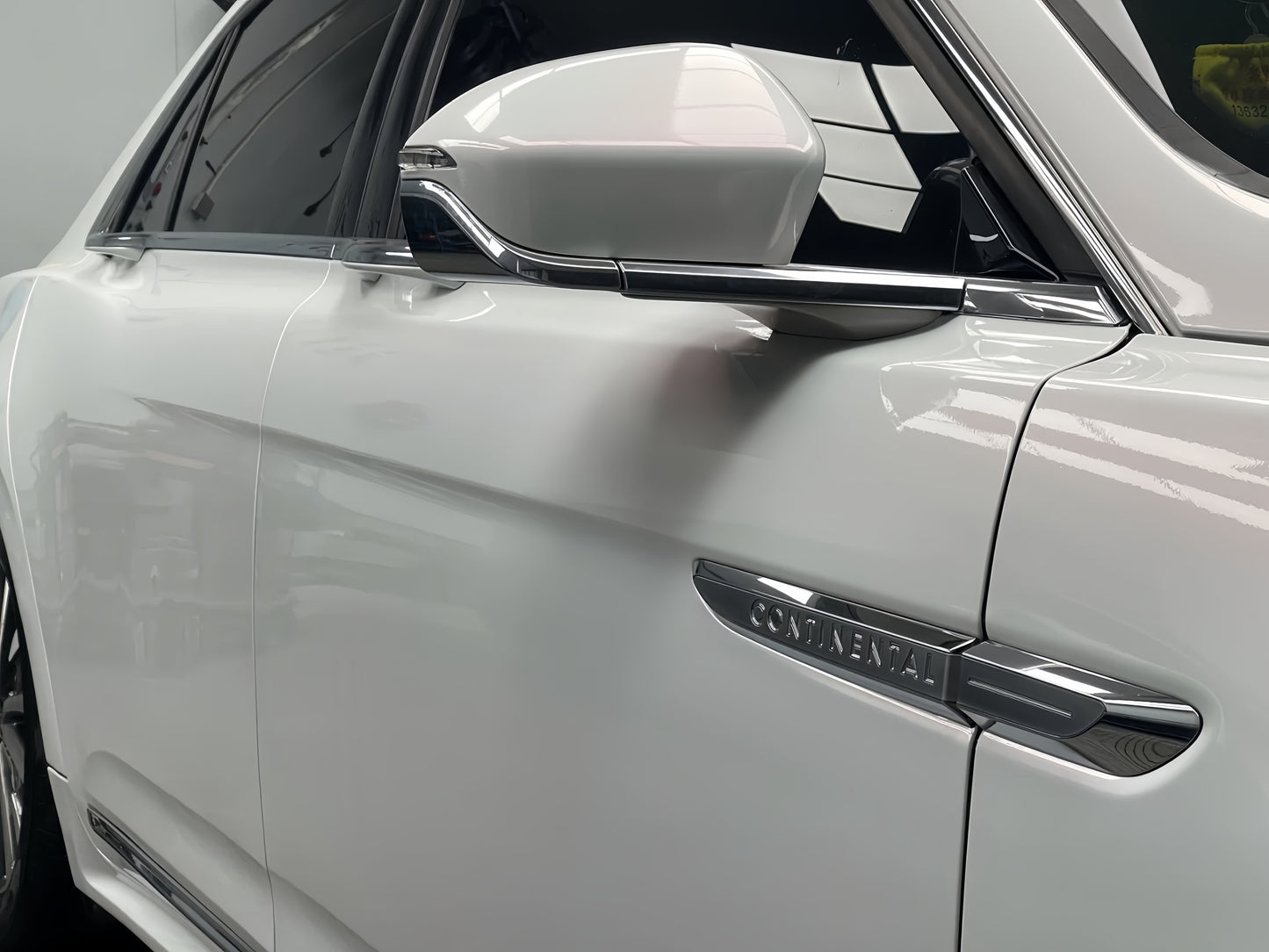 Anole Glossy White Red Vinyl Car Wrap