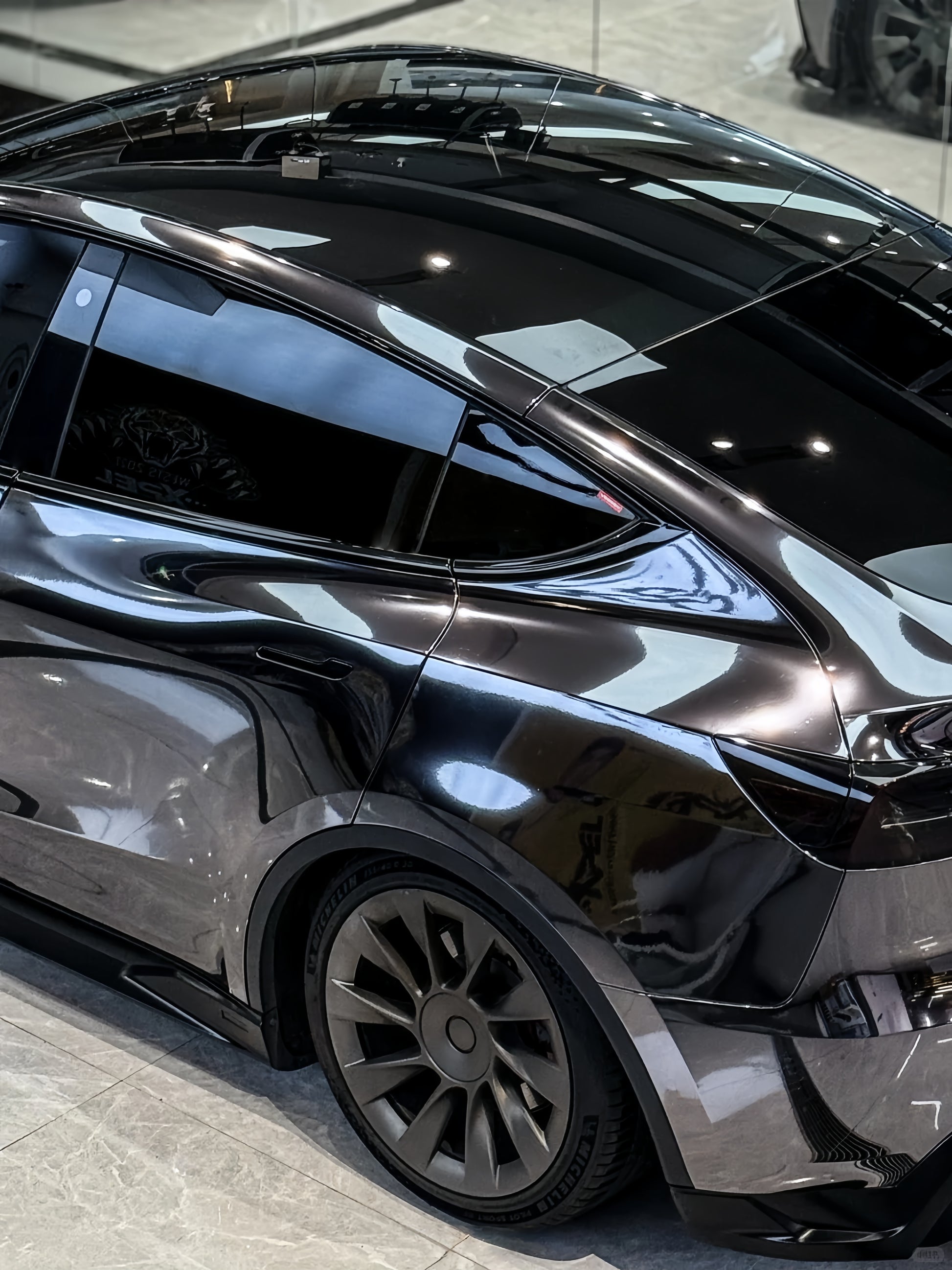 Anole Mirror Chrome Stretching Gray Car Wrap
