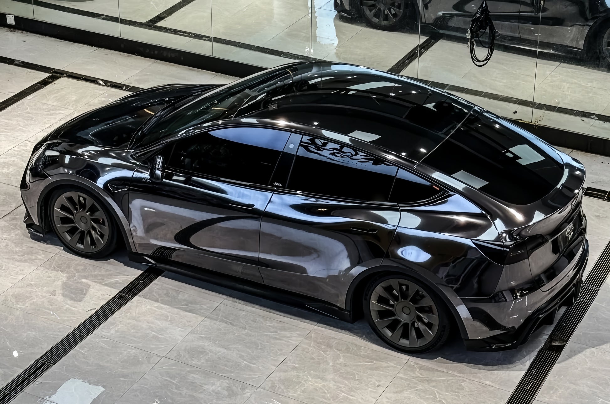Anole Mirror Chrome Stretching Gray Car Wrap
